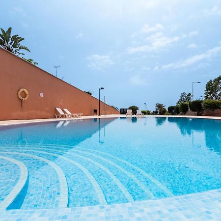 Comfortable 4-Bedroom Villa With Private Gardens アデヘ エクステリア 写真