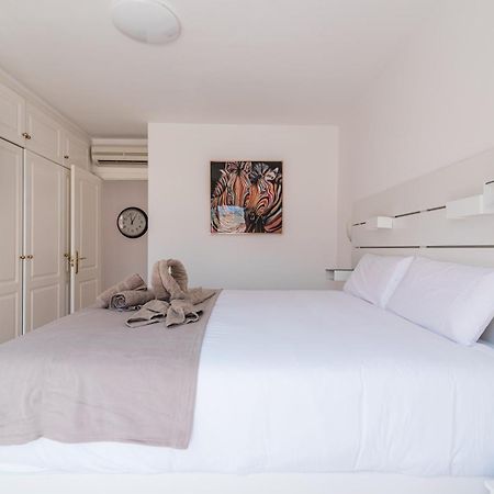 Comfortable 4-Bedroom Villa With Private Gardens アデヘ エクステリア 写真