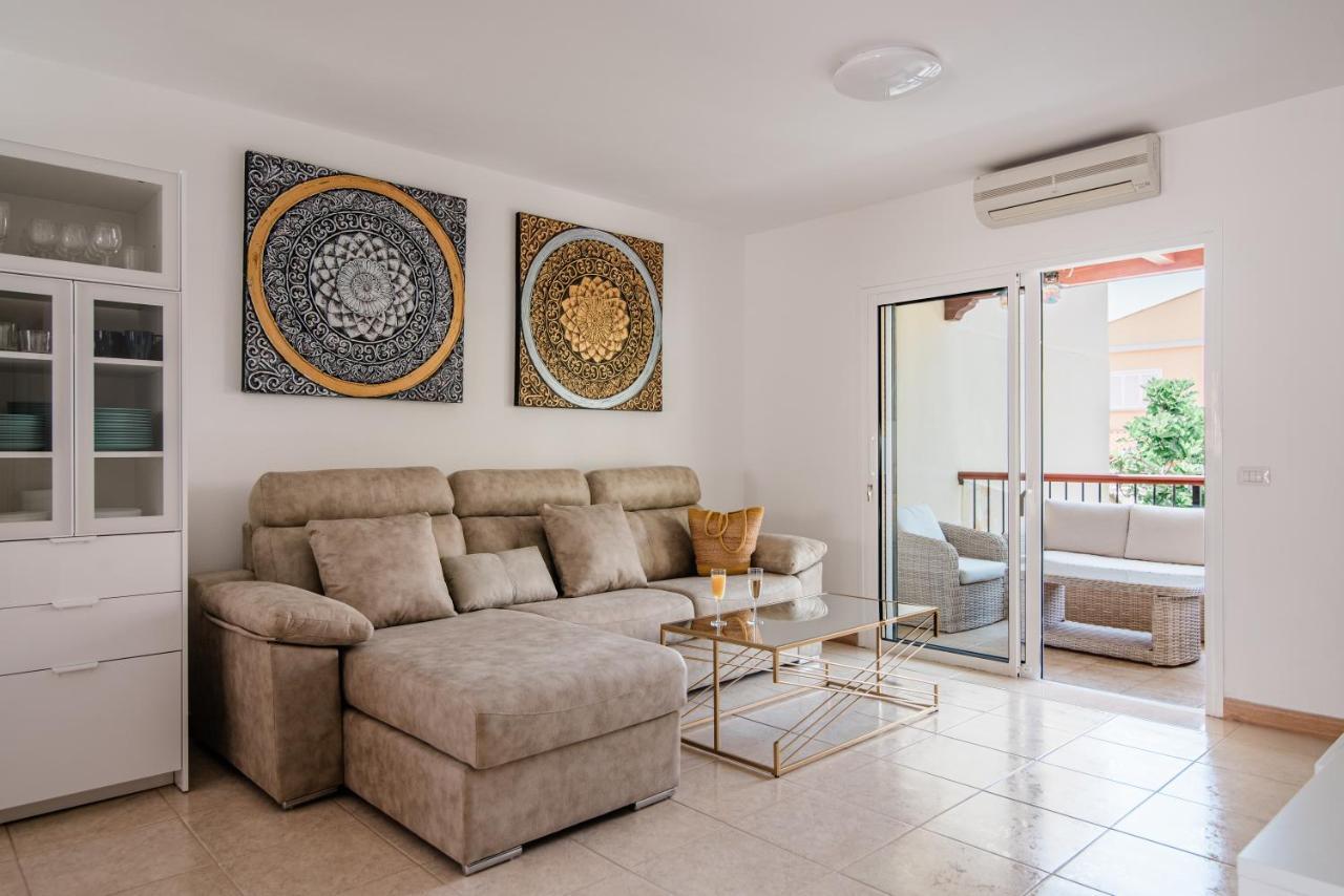 Comfortable 4-Bedroom Villa With Private Gardens アデヘ エクステリア 写真