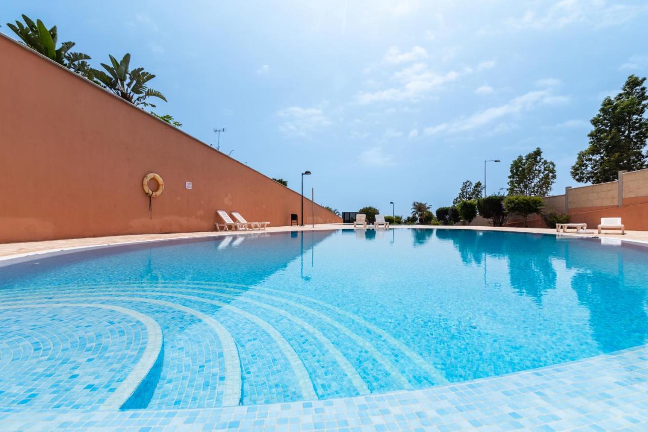 Comfortable 4-Bedroom Villa With Private Gardens アデヘ エクステリア 写真