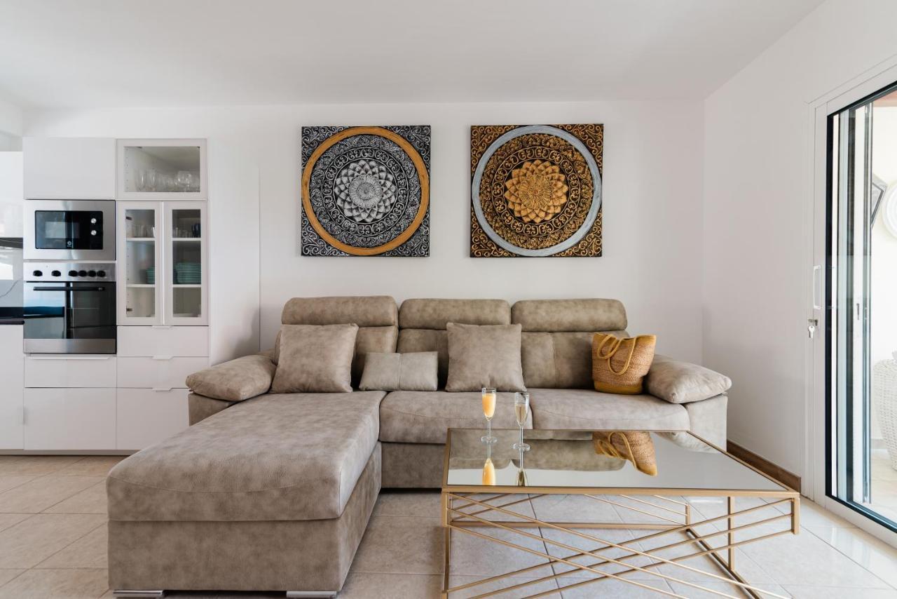 Comfortable 4-Bedroom Villa With Private Gardens アデヘ エクステリア 写真