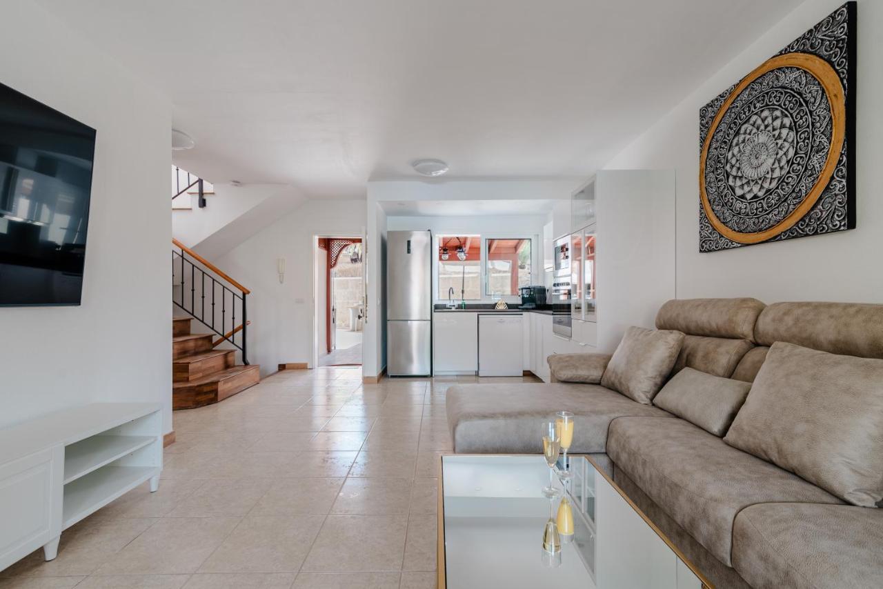 Comfortable 4-Bedroom Villa With Private Gardens アデヘ エクステリア 写真