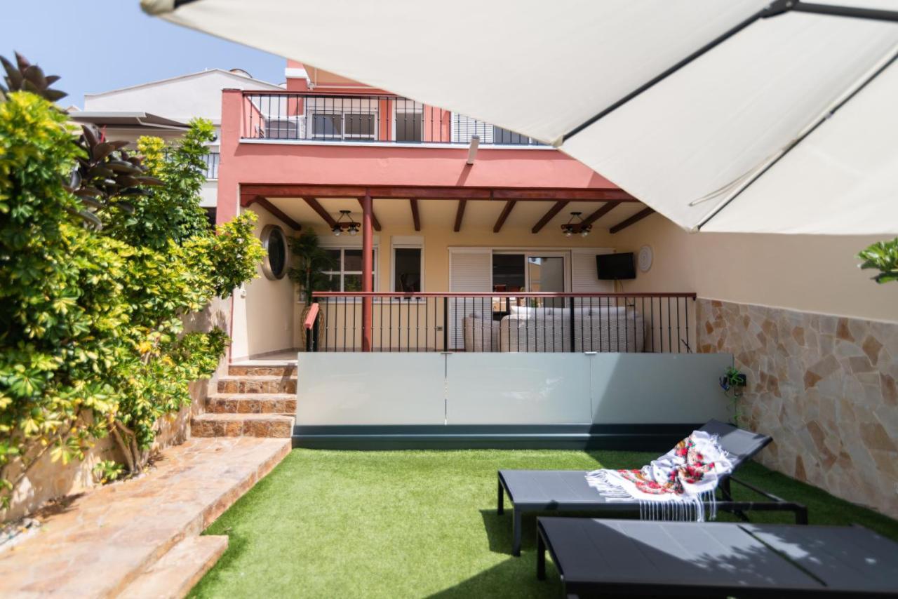 Comfortable 4-Bedroom Villa With Private Gardens アデヘ エクステリア 写真