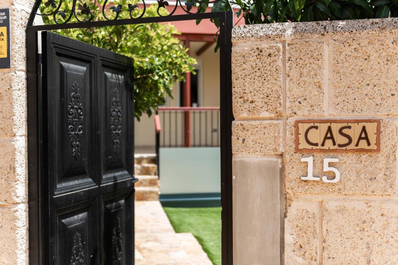 Comfortable 4-Bedroom Villa With Private Gardens アデヘ エクステリア 写真