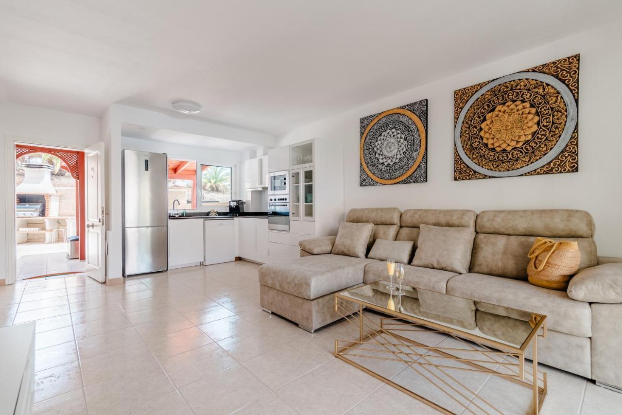 Comfortable 4-Bedroom Villa With Private Gardens アデヘ エクステリア 写真