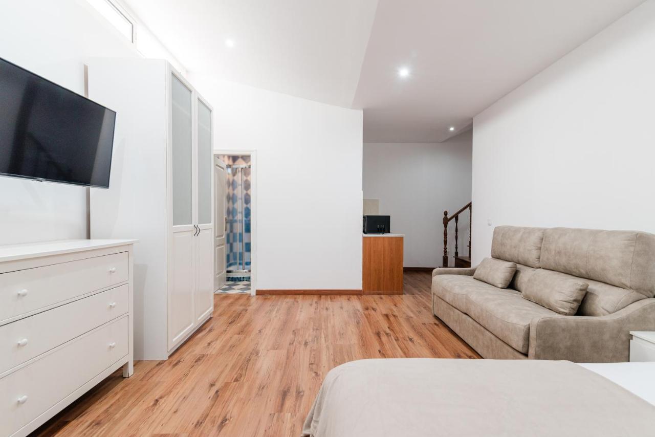 Comfortable 4-Bedroom Villa With Private Gardens アデヘ エクステリア 写真