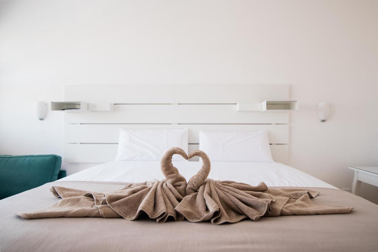 Comfortable 4-Bedroom Villa With Private Gardens アデヘ エクステリア 写真
