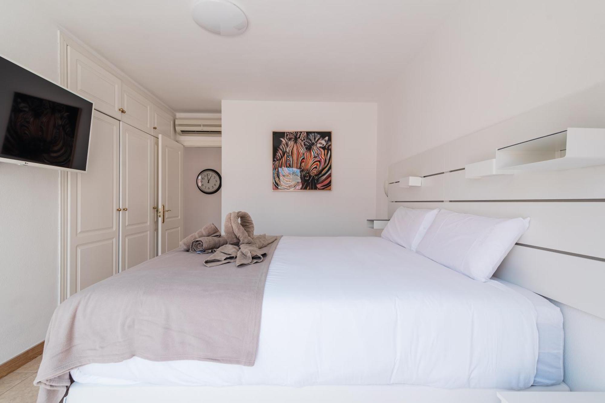 Comfortable 4-Bedroom Villa With Private Gardens アデヘ エクステリア 写真