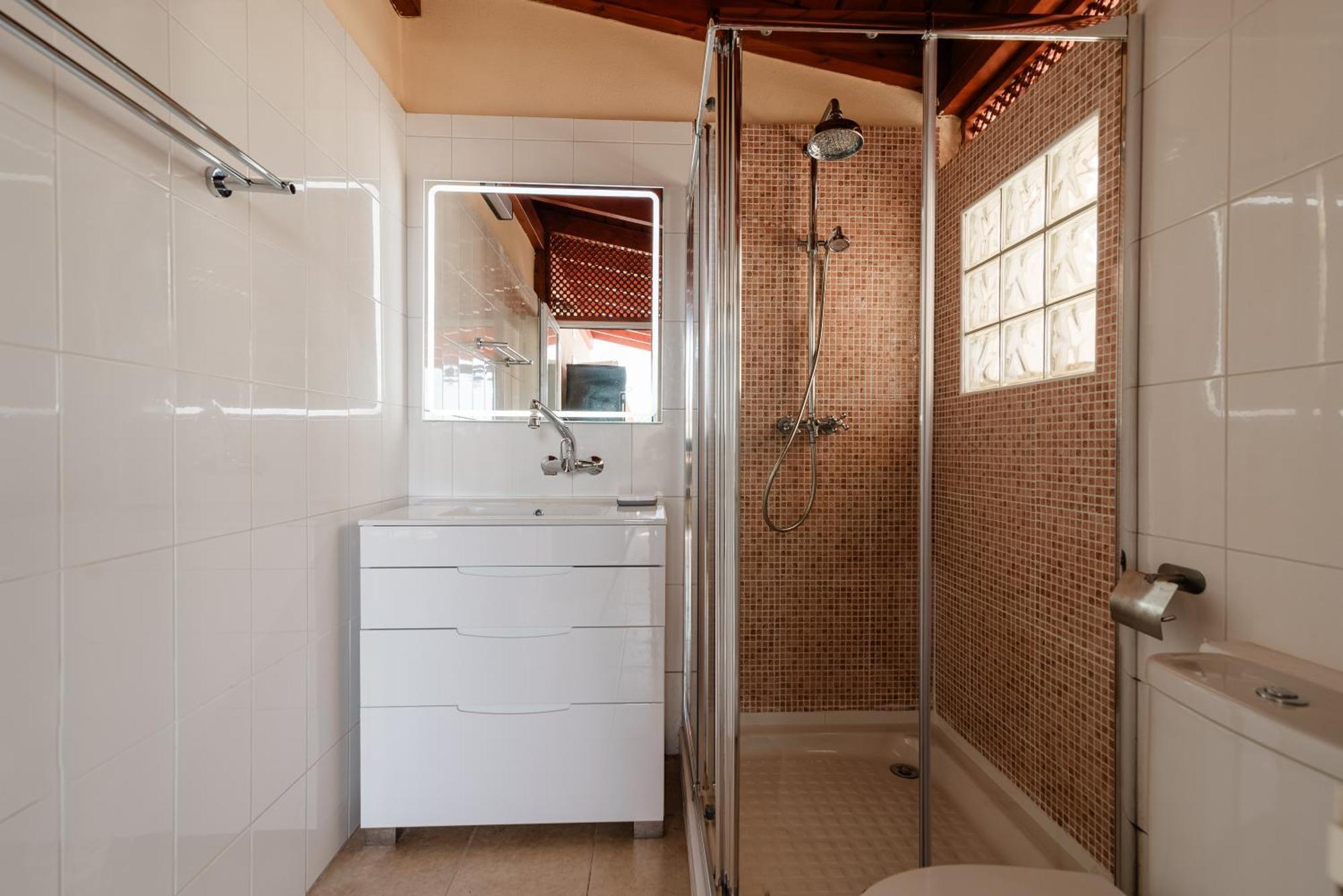Comfortable 4-Bedroom Villa With Private Gardens アデヘ エクステリア 写真