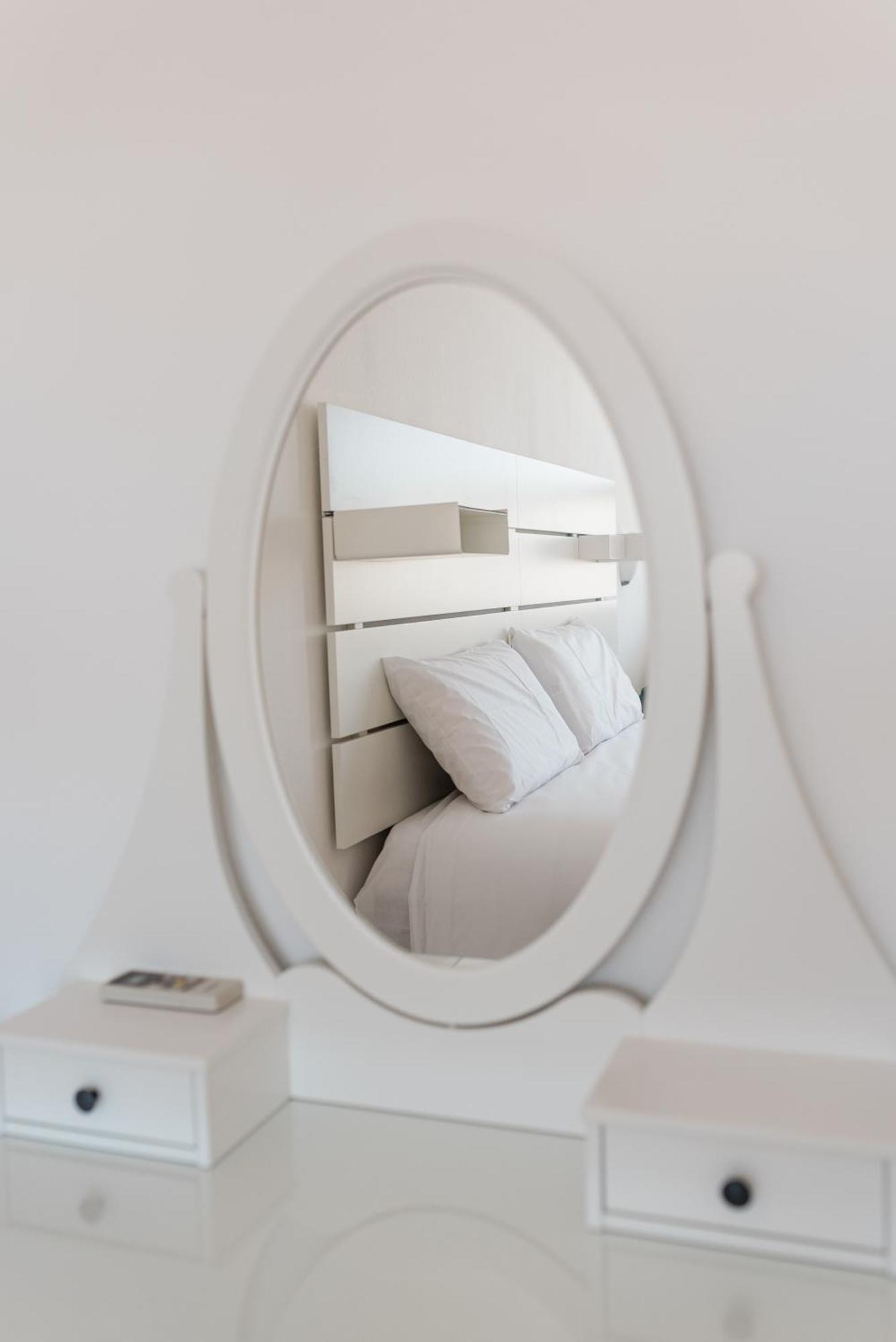 Comfortable 4-Bedroom Villa With Private Gardens アデヘ エクステリア 写真
