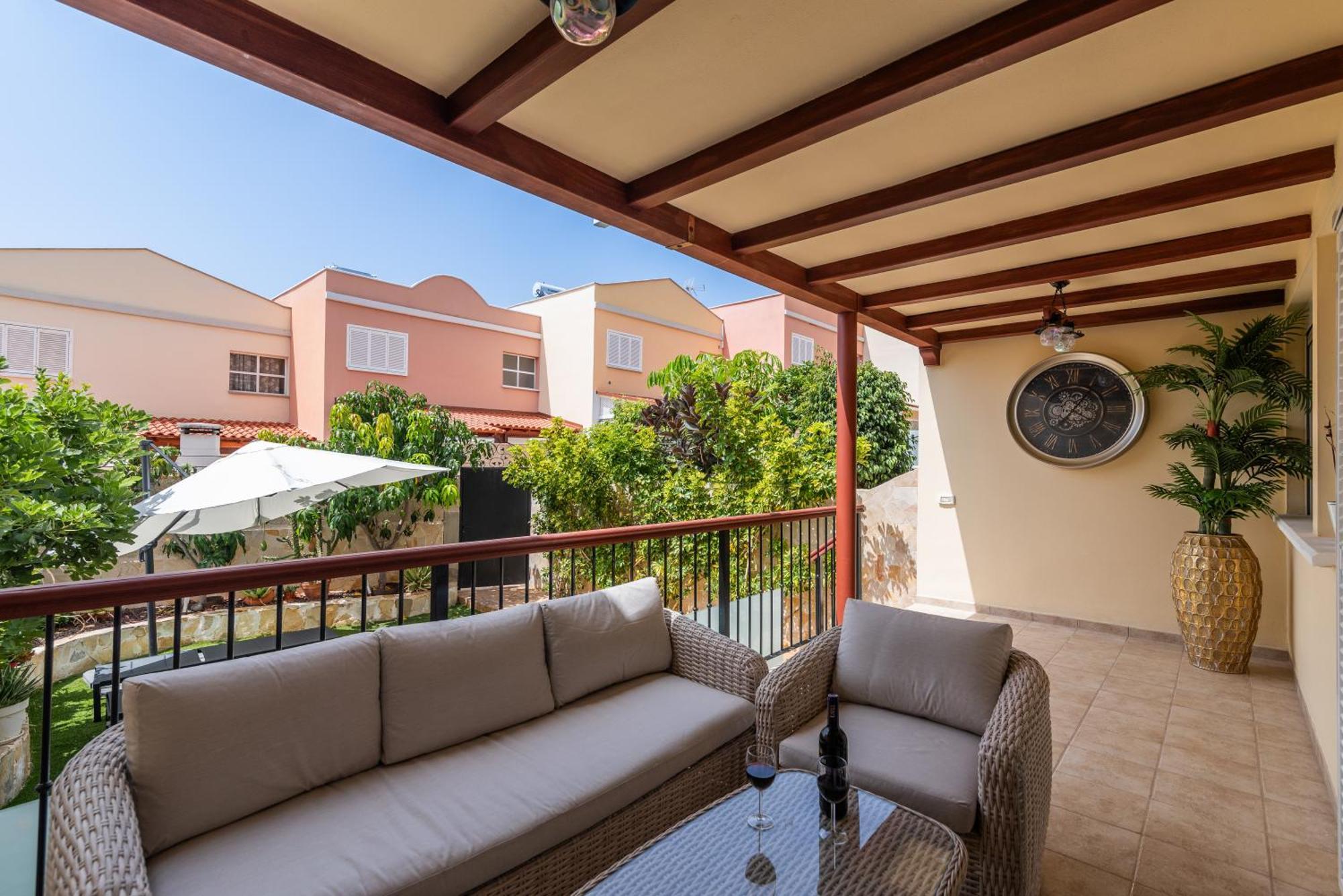 Comfortable 4-Bedroom Villa With Private Gardens アデヘ エクステリア 写真