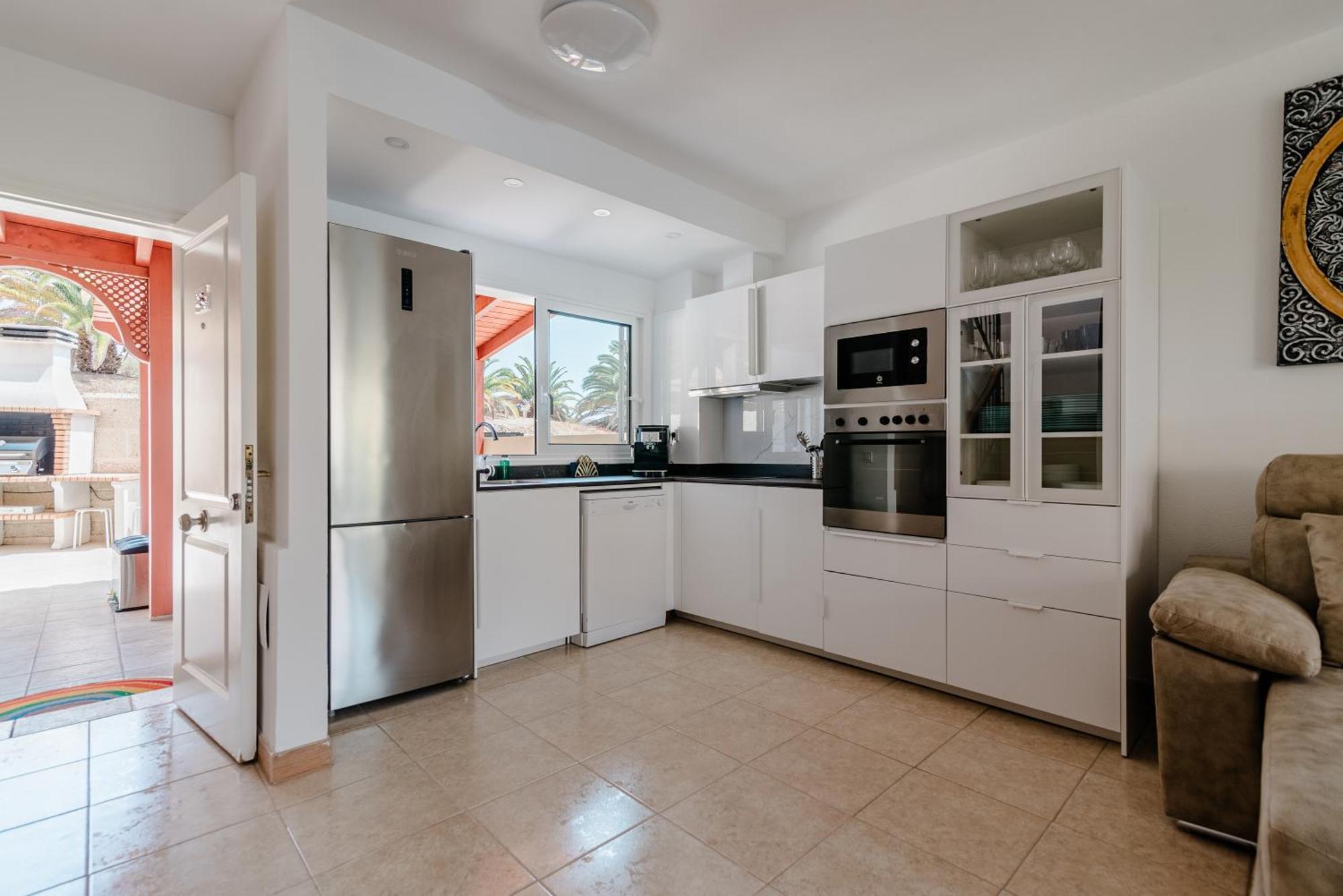 Comfortable 4-Bedroom Villa With Private Gardens アデヘ エクステリア 写真