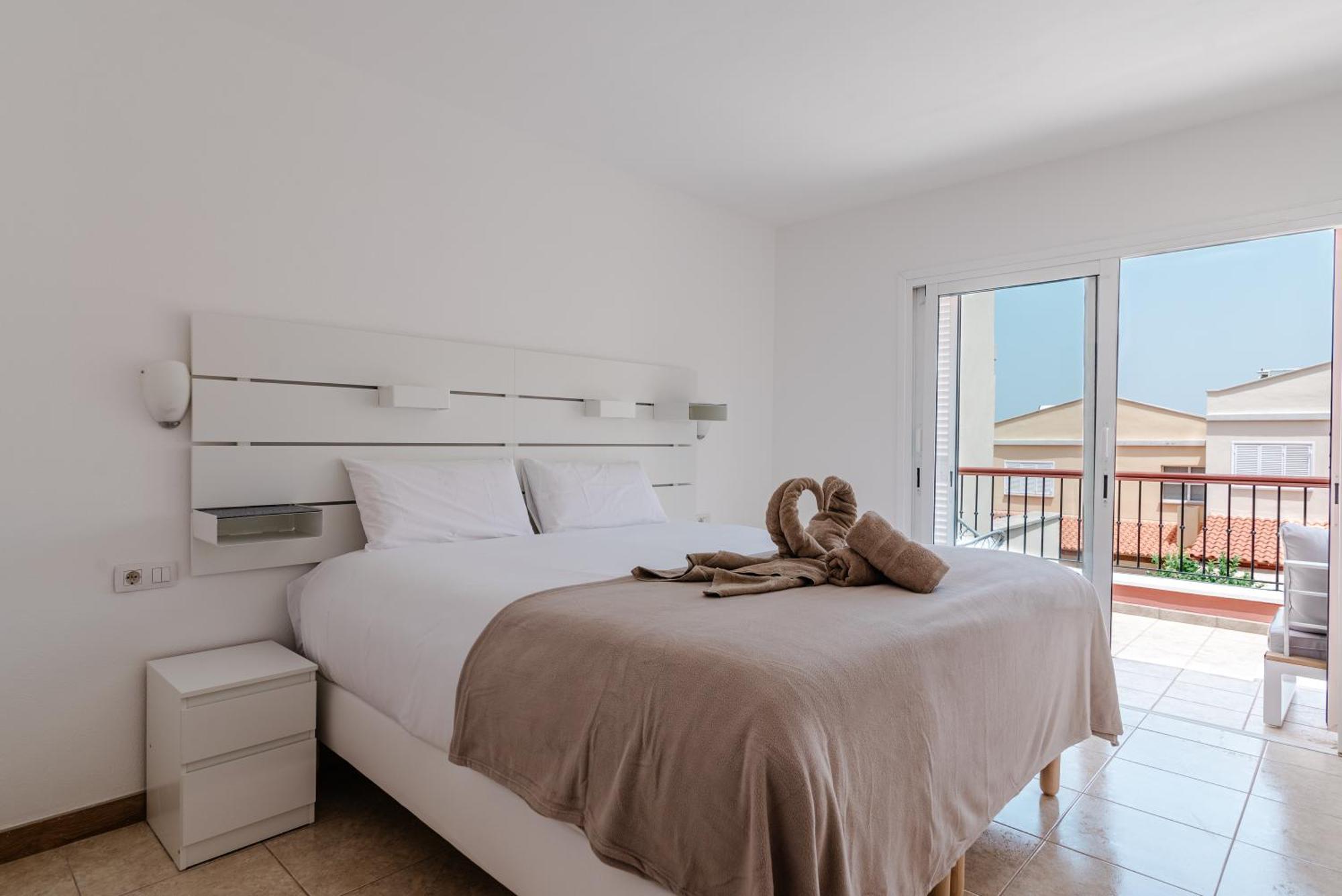 Comfortable 4-Bedroom Villa With Private Gardens アデヘ エクステリア 写真