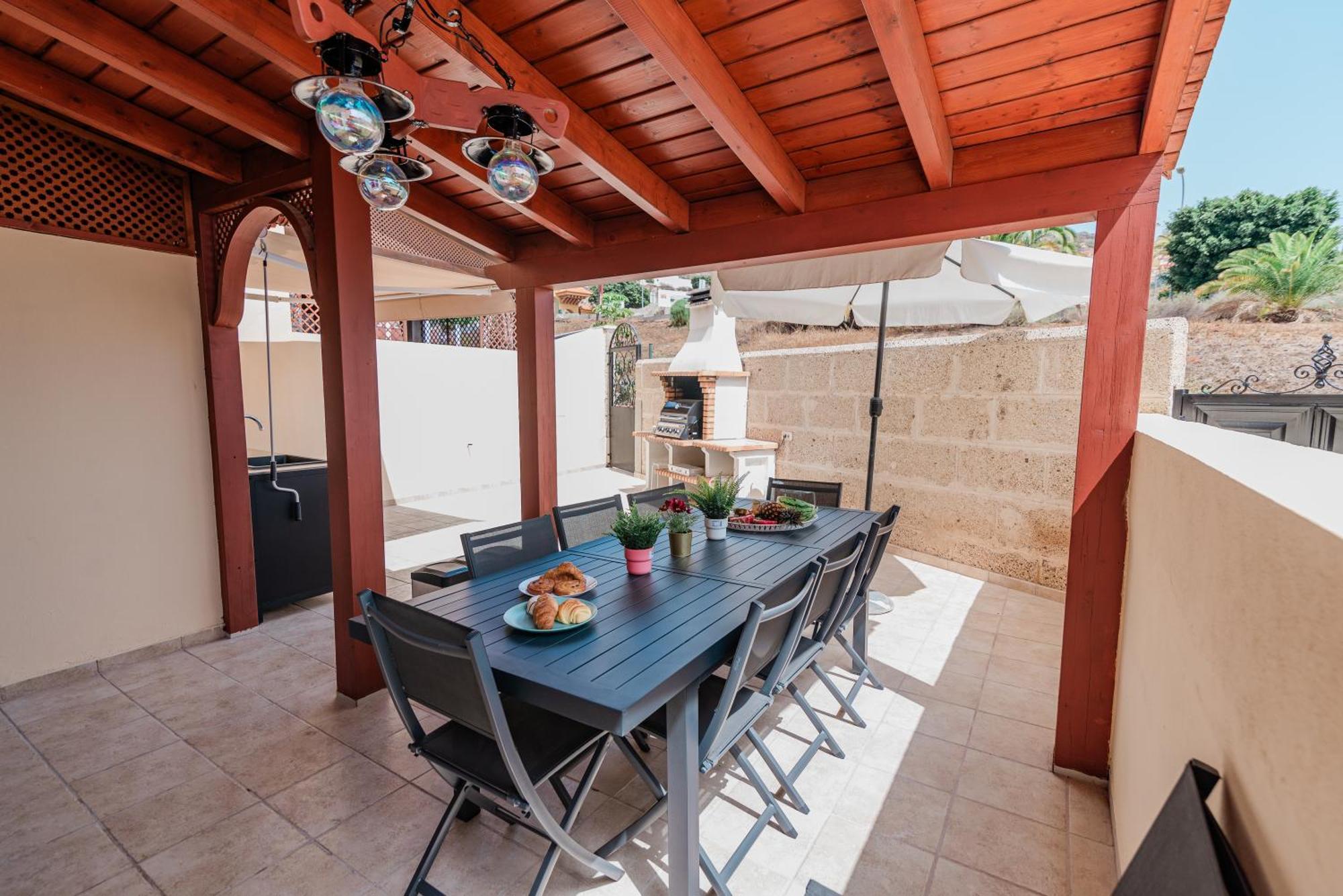 Comfortable 4-Bedroom Villa With Private Gardens アデヘ エクステリア 写真
