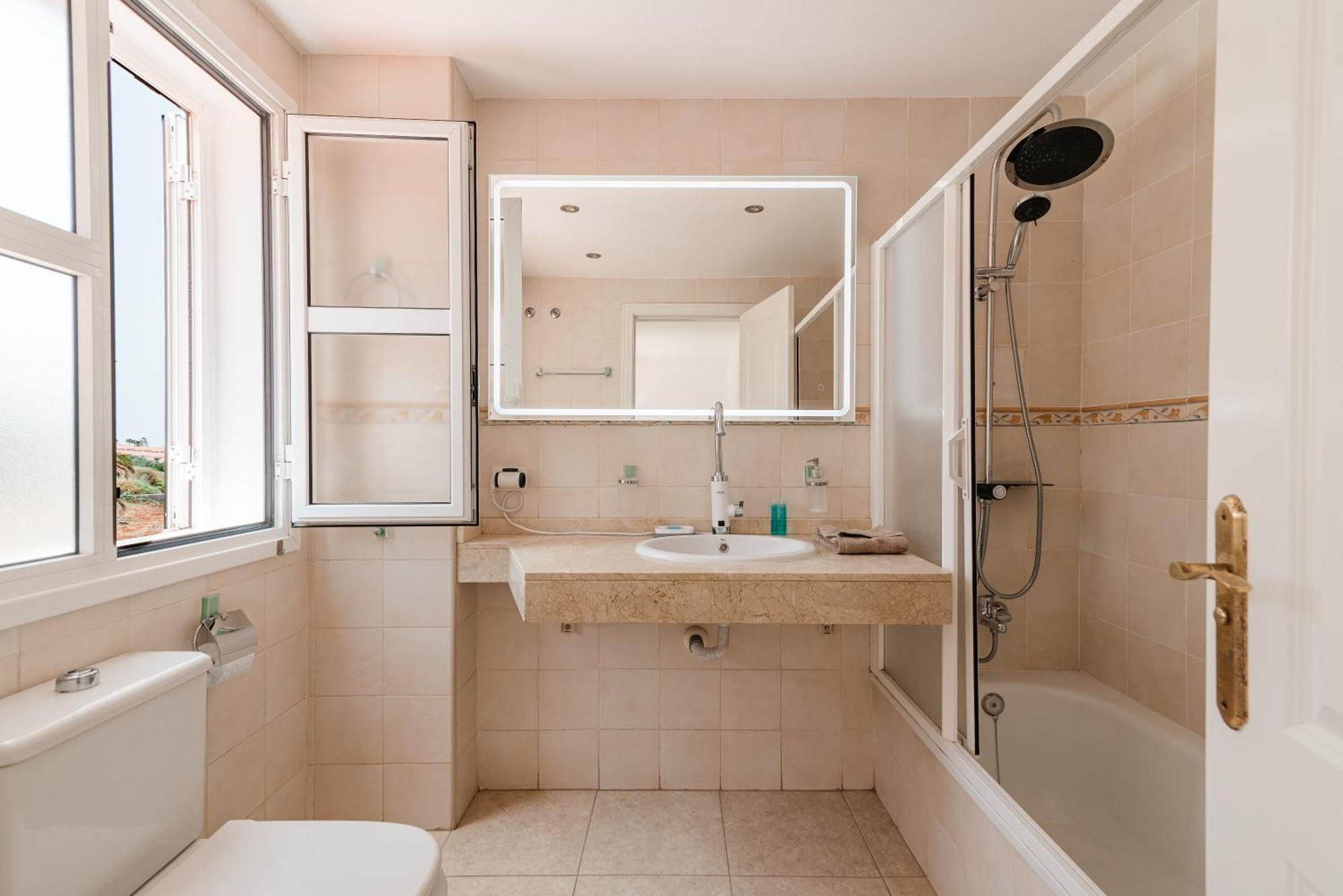 Comfortable 4-Bedroom Villa With Private Gardens アデヘ エクステリア 写真