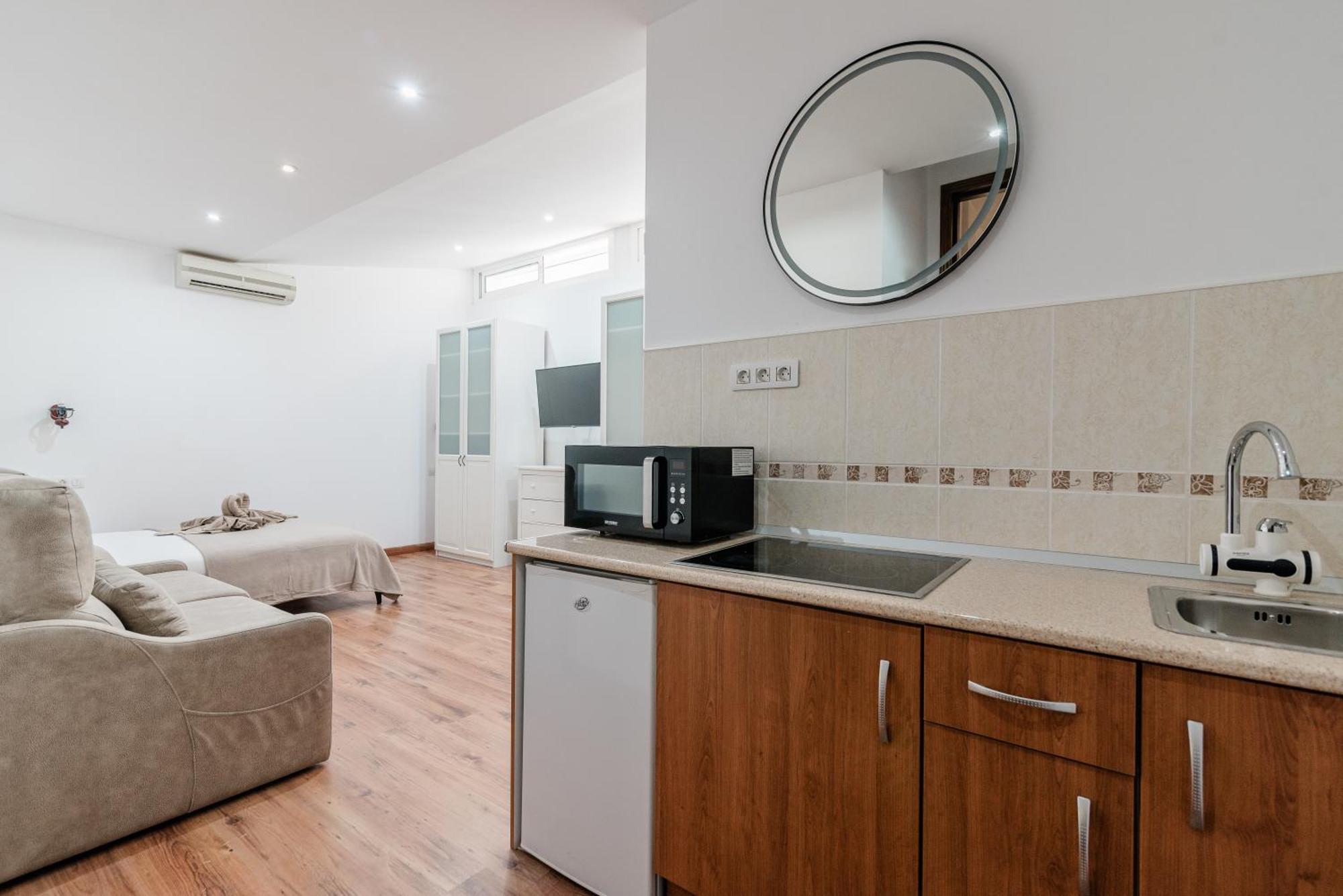 Comfortable 4-Bedroom Villa With Private Gardens アデヘ エクステリア 写真