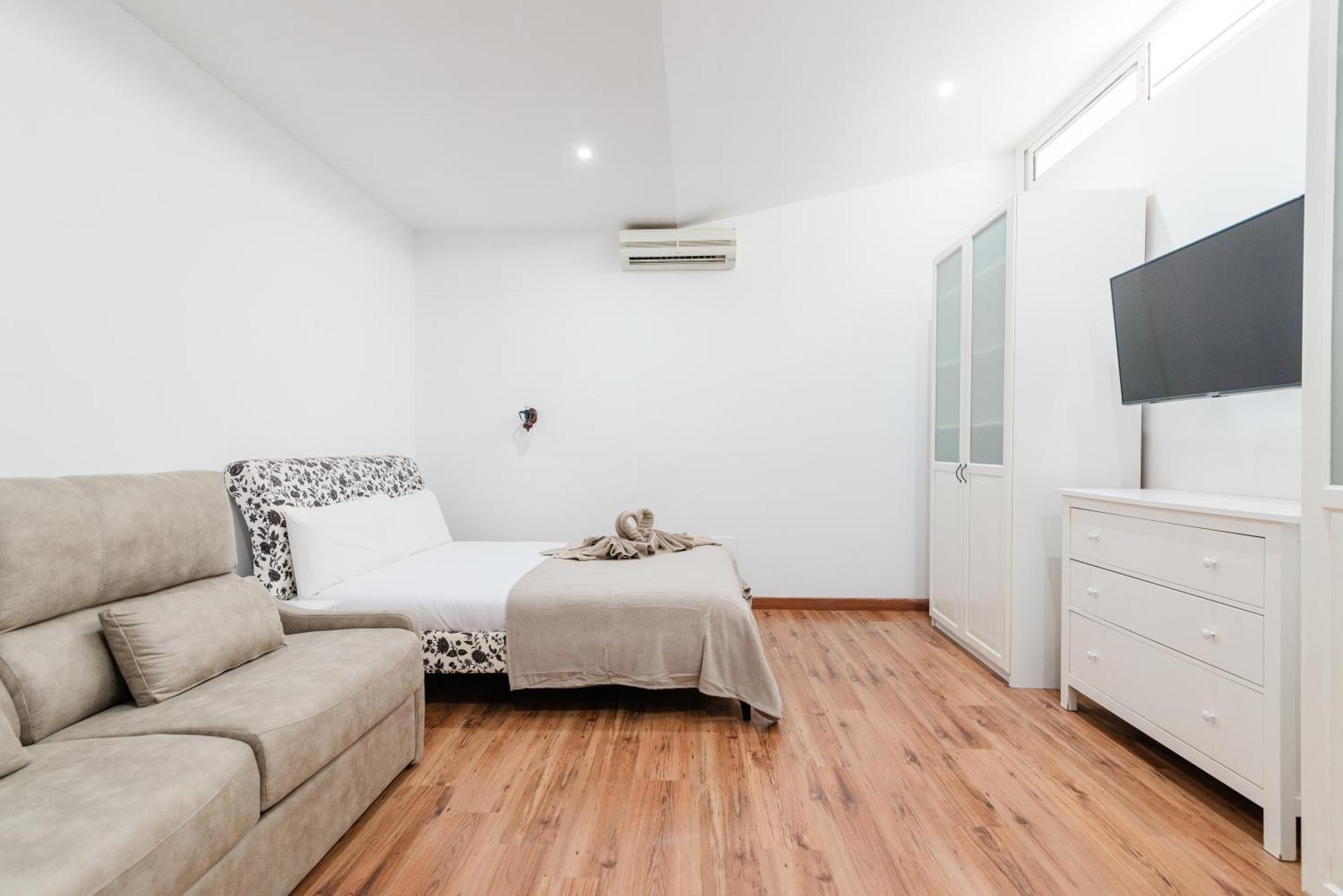Comfortable 4-Bedroom Villa With Private Gardens アデヘ エクステリア 写真