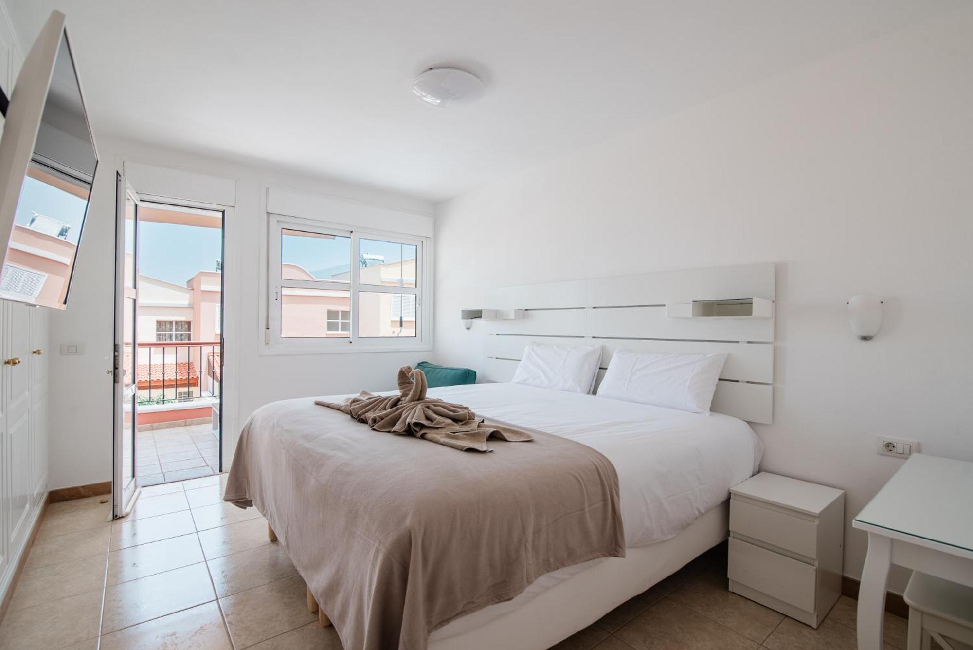 Comfortable 4-Bedroom Villa With Private Gardens アデヘ エクステリア 写真