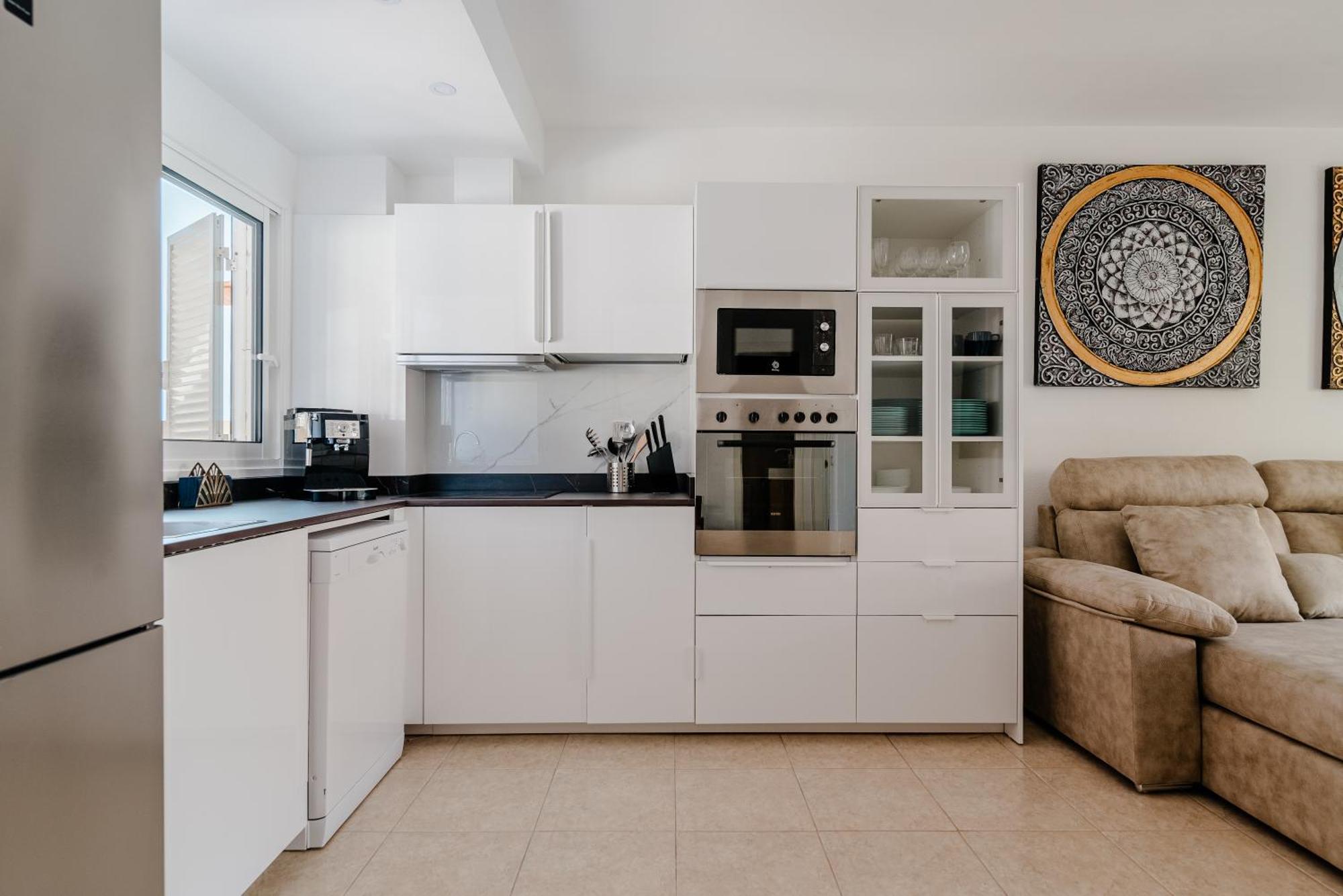 Comfortable 4-Bedroom Villa With Private Gardens アデヘ エクステリア 写真