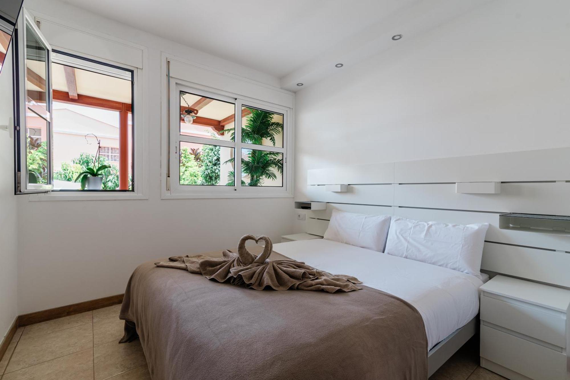 Comfortable 4-Bedroom Villa With Private Gardens アデヘ エクステリア 写真