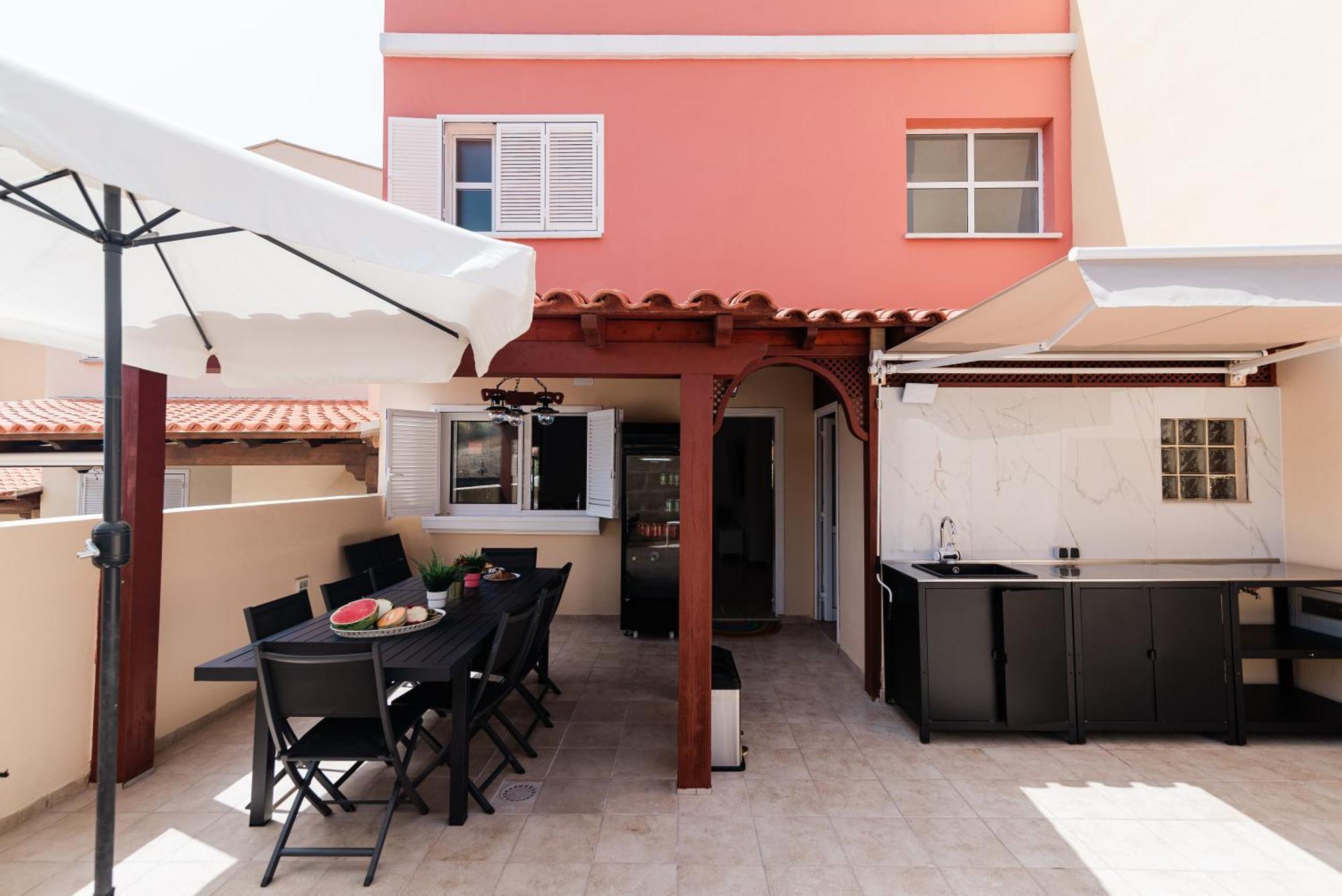 Comfortable 4-Bedroom Villa With Private Gardens アデヘ エクステリア 写真